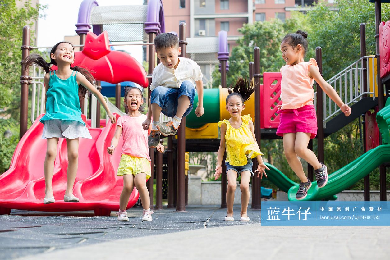 快乐的儿童在公园玩耍