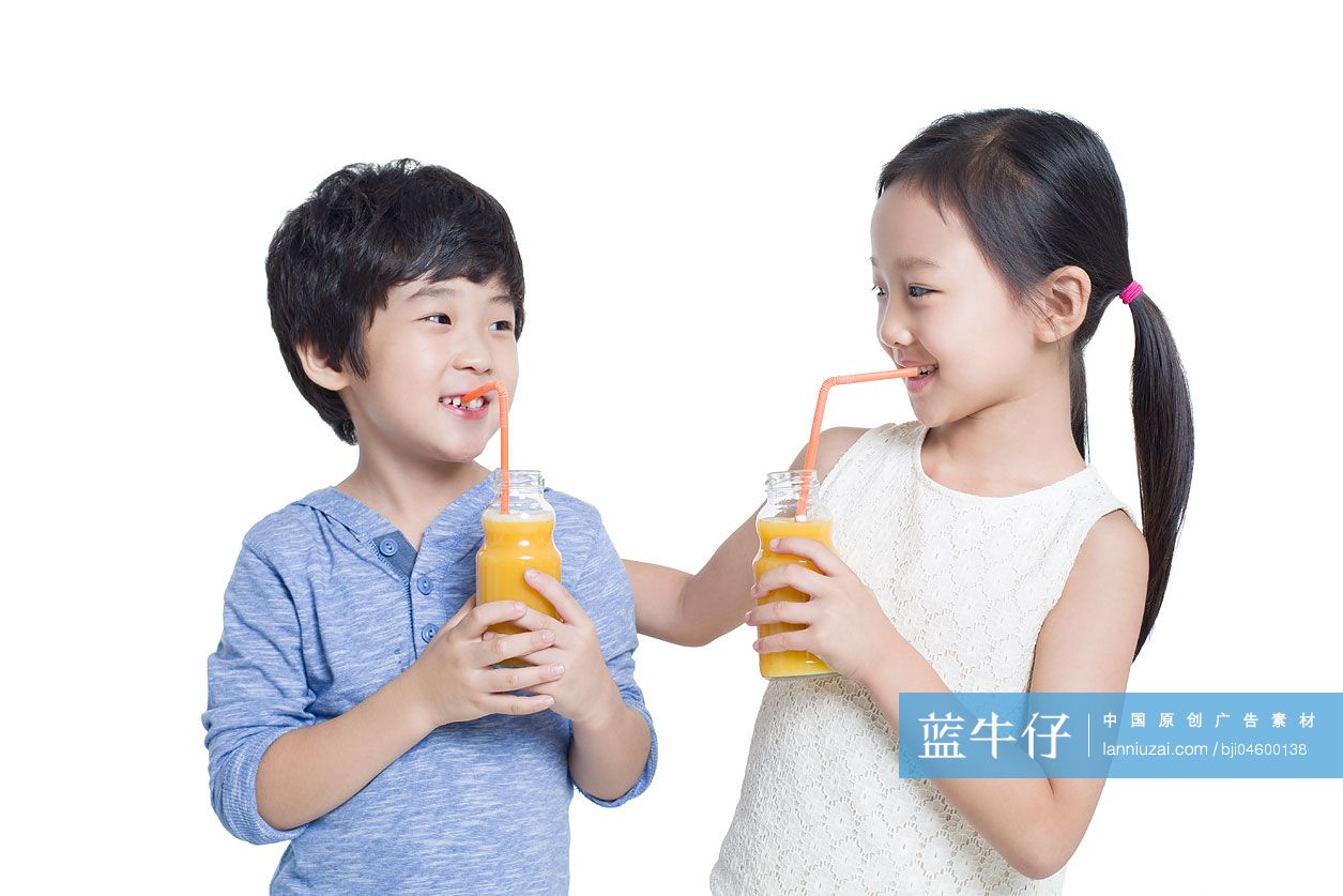 快乐的儿童一起喝果汁