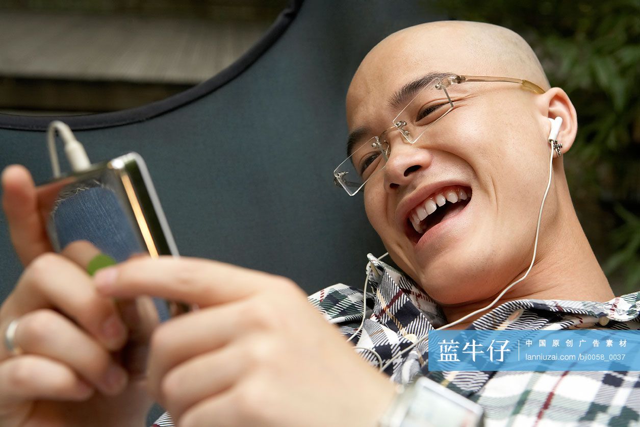 年轻男子听音乐