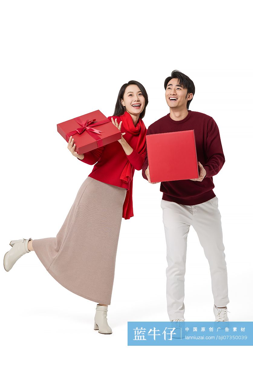 快乐的情侣庆祝新年