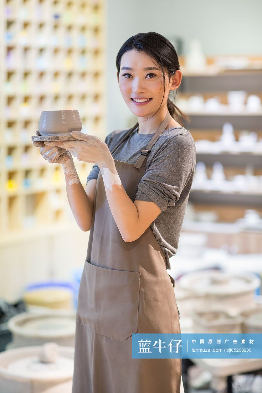 年轻陶艺师手工制陶