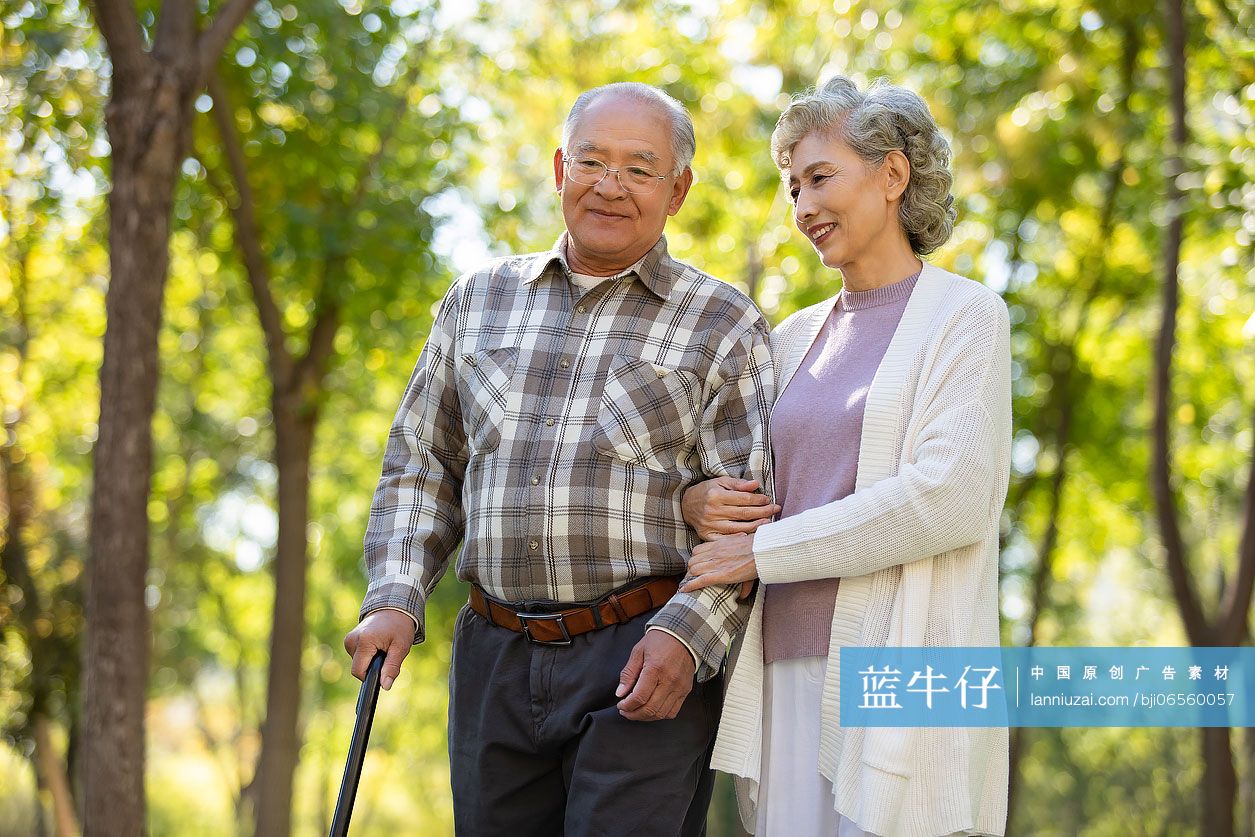 幸福的老年夫妇在公园散步-蓝牛仔影像-中国原创广告影像素材