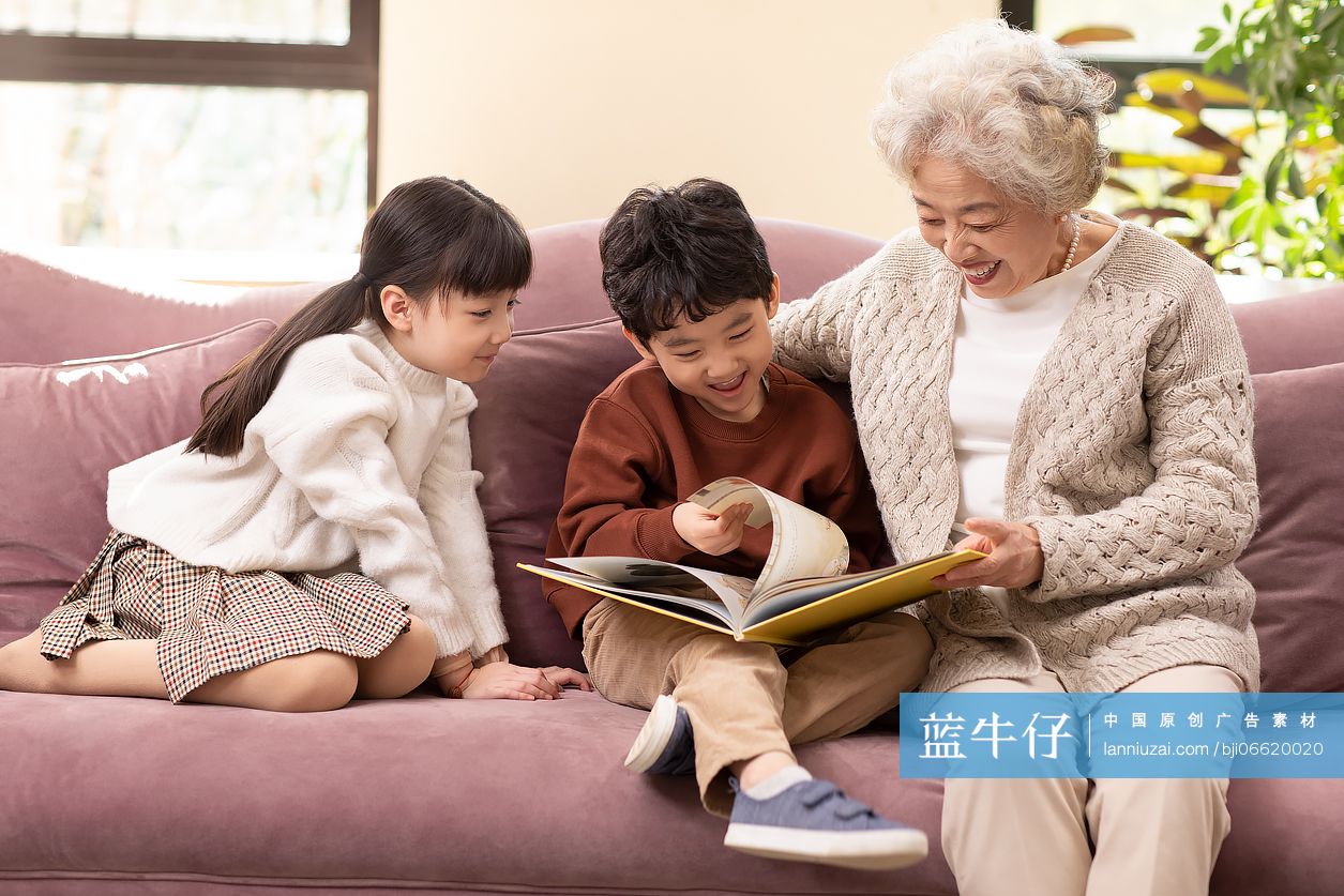 奶奶陪孙子孙女看书