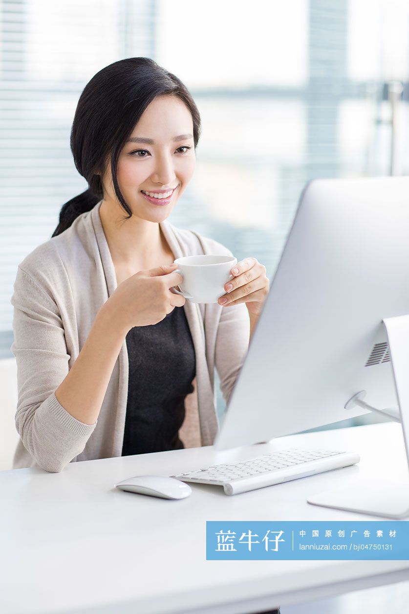 年轻女子在办公室喝咖啡