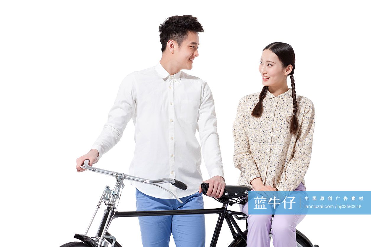 快乐的年轻情侣骑自行车-蓝牛仔影像-中国原创广告影像素材