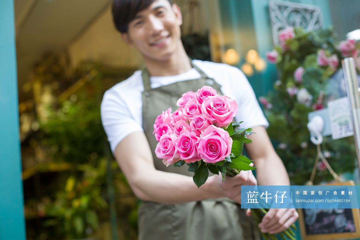 花店老板拿着一束花