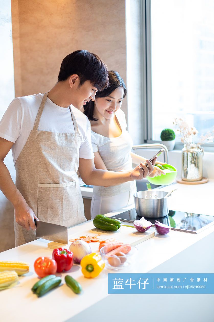 情侣一起做饭的照片图片