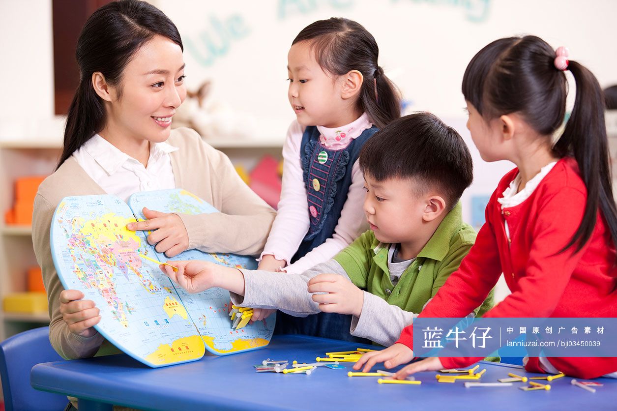 幼儿园老师教孩子们看世界地图