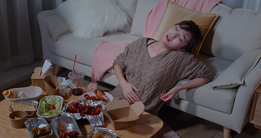 Young Chinese woman eating take-out food at night,4K