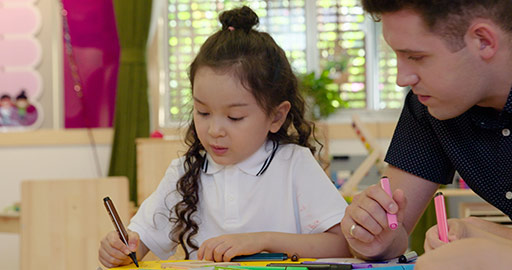 幼儿园外教和孩子们在教室绘画