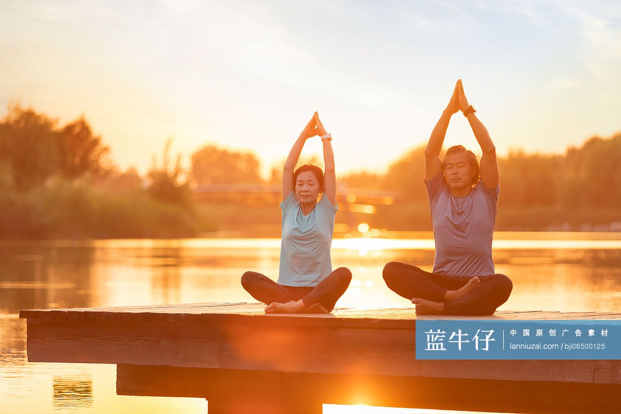 开心的中老年夫妇在公园练瑜伽