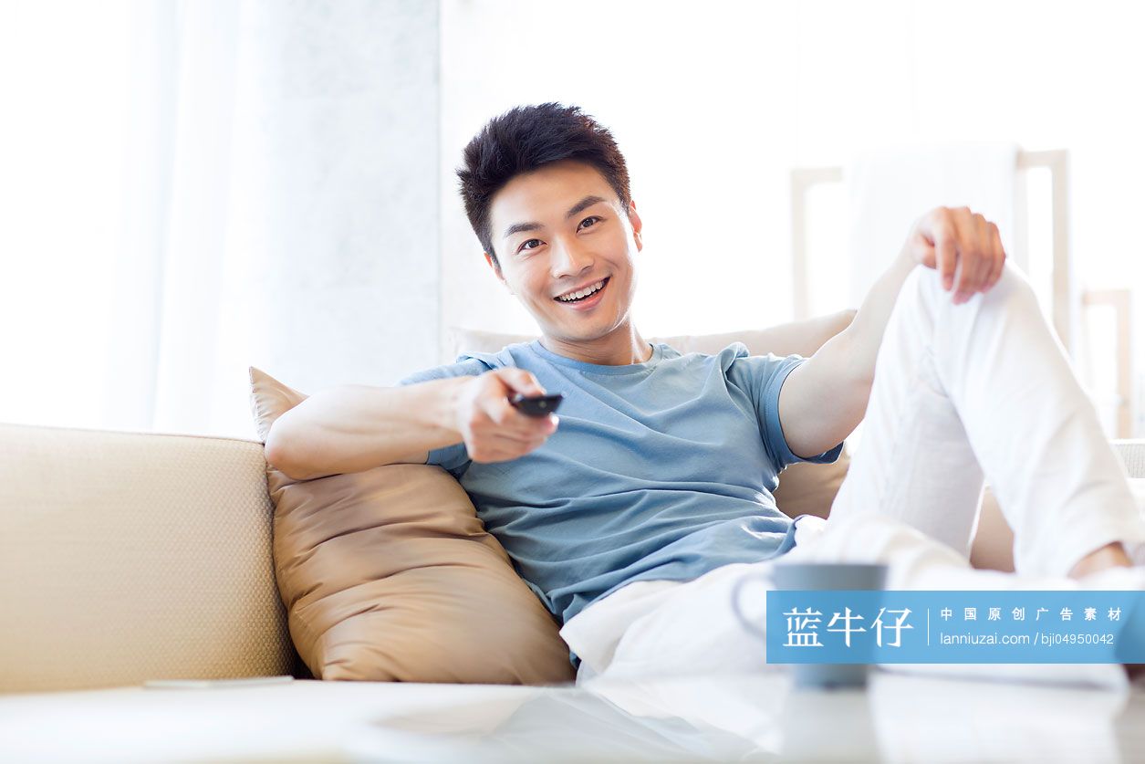 年轻男子在家看电视