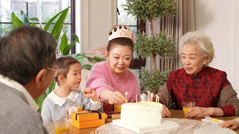 快乐家庭开生日派对