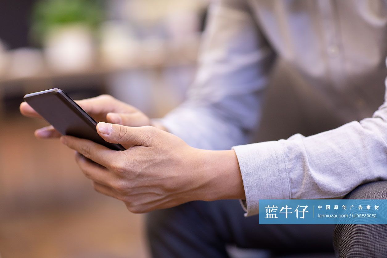 商务男士在办公室使用手机