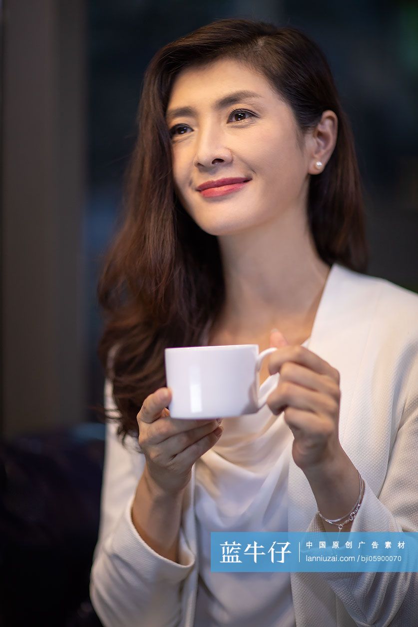 商务女性在咖啡馆喝咖啡