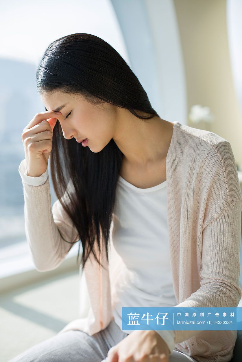 年轻女子头疼