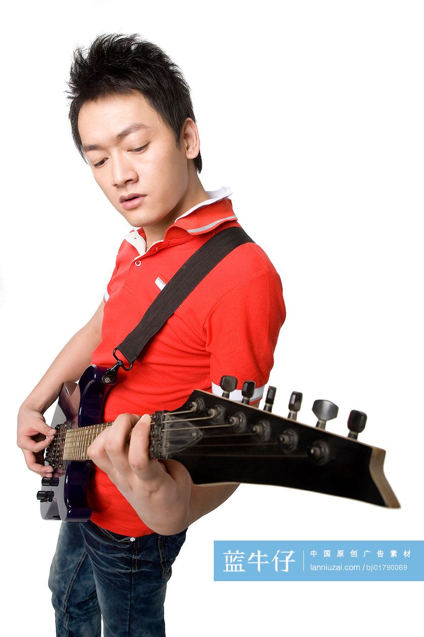 充满活力的年轻人弹吉他