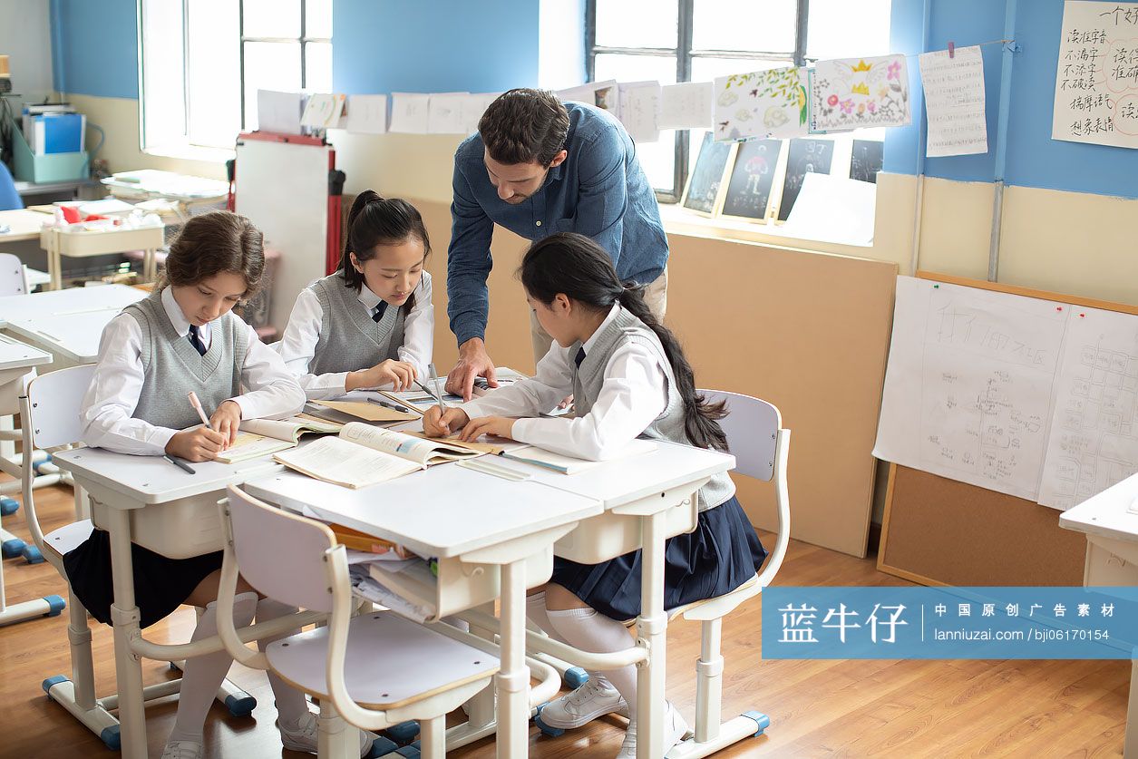 学生和老师在教室讨论