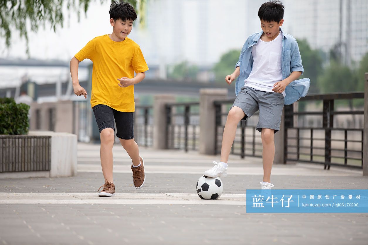 男孩们在户外踢足球