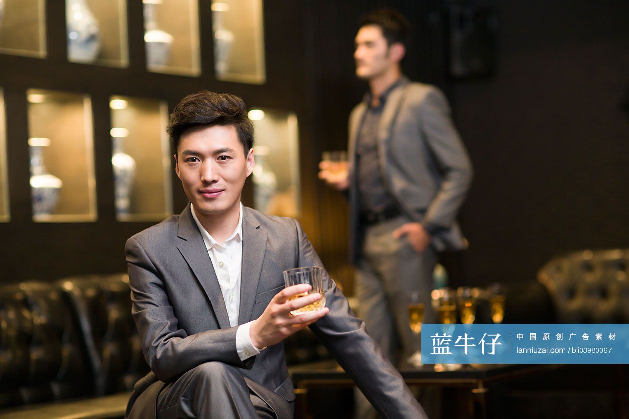 商务伙伴在高档会所喝酒