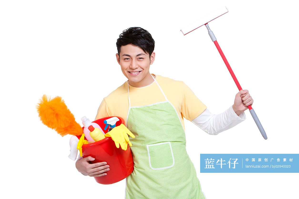 居家青年男性和清洁用品