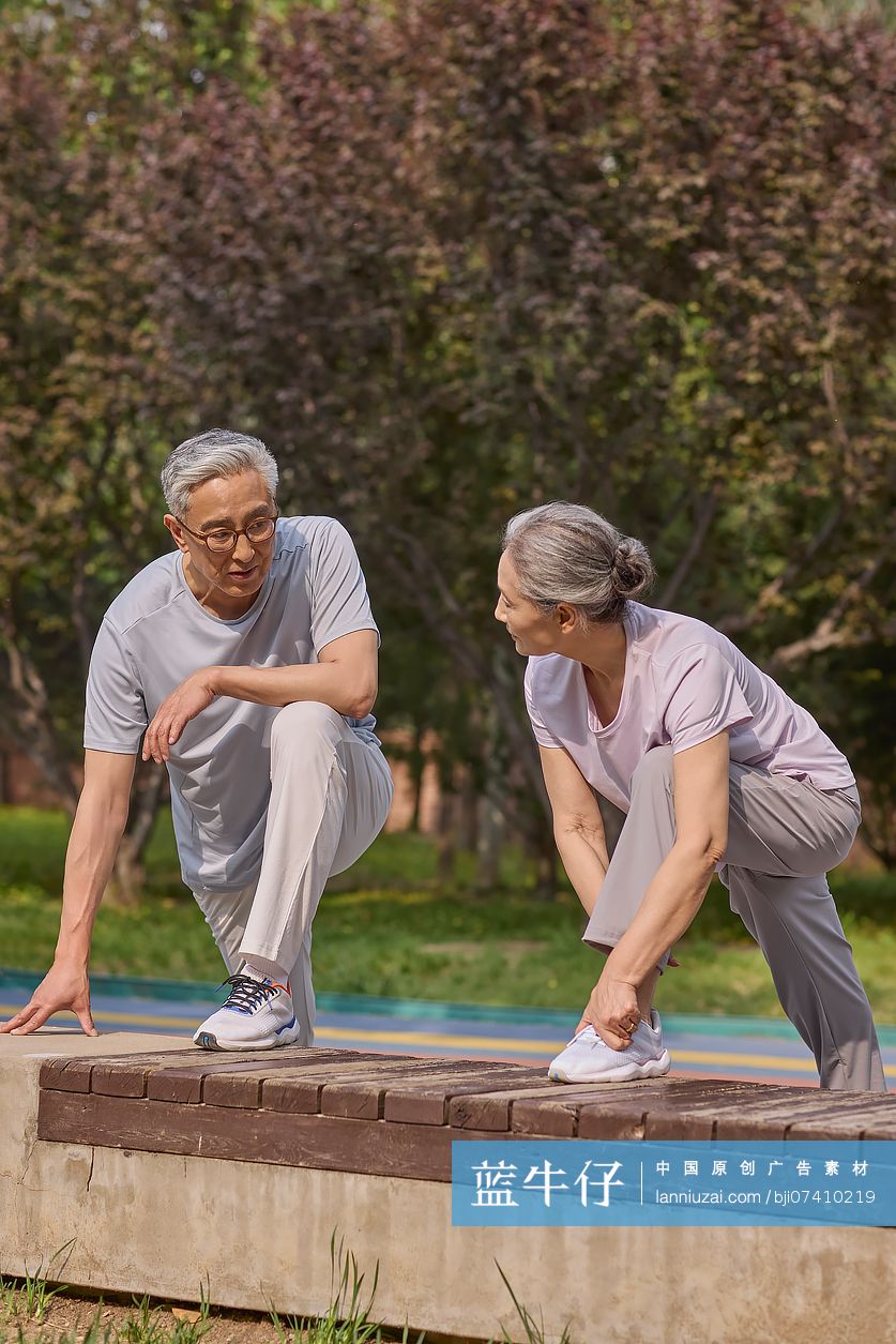 老人在公园锻炼聊天