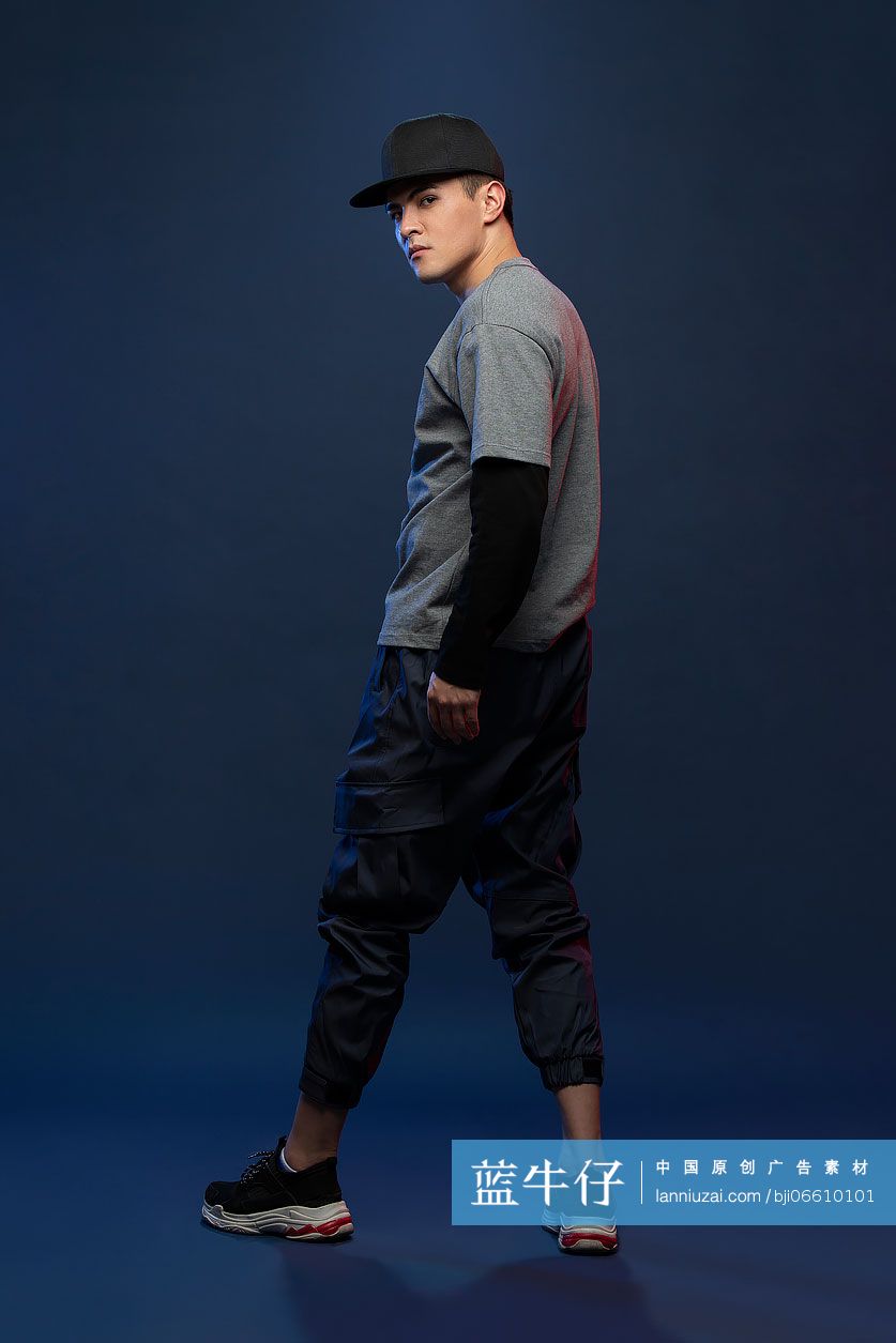 时尚的年轻男子跳舞