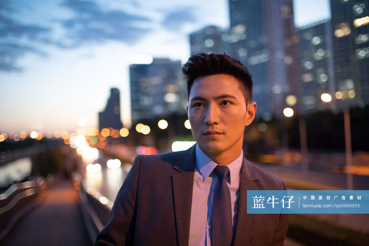 自信的年轻商务男士