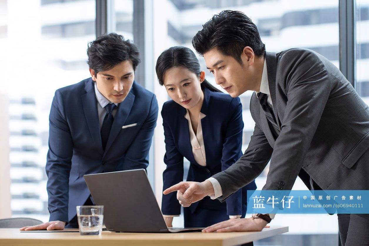 自信的商务团队在会议室开会