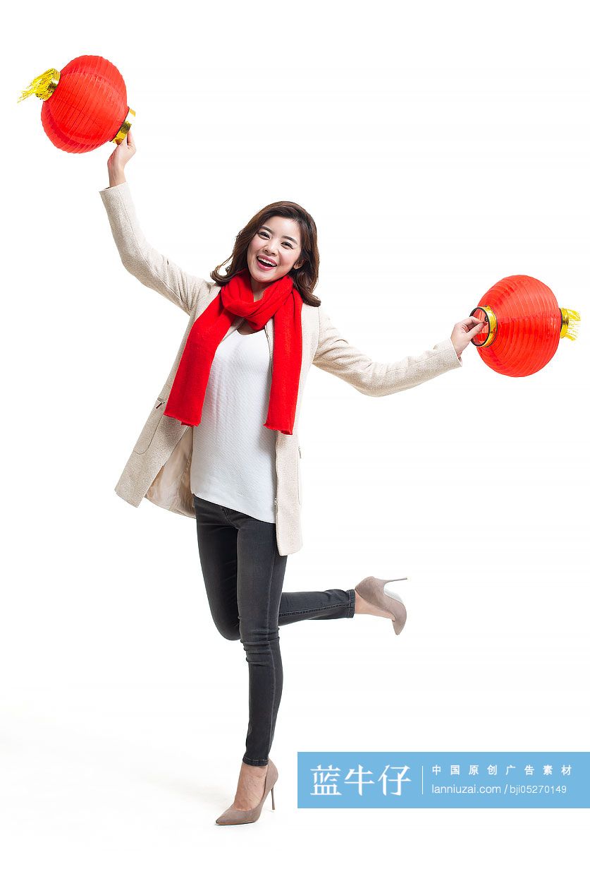 快乐的年轻女士拿着灯笼