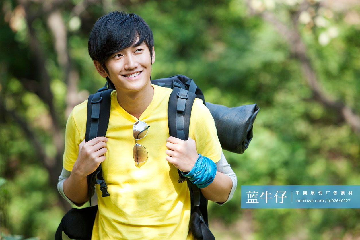 青年男性户外郊游