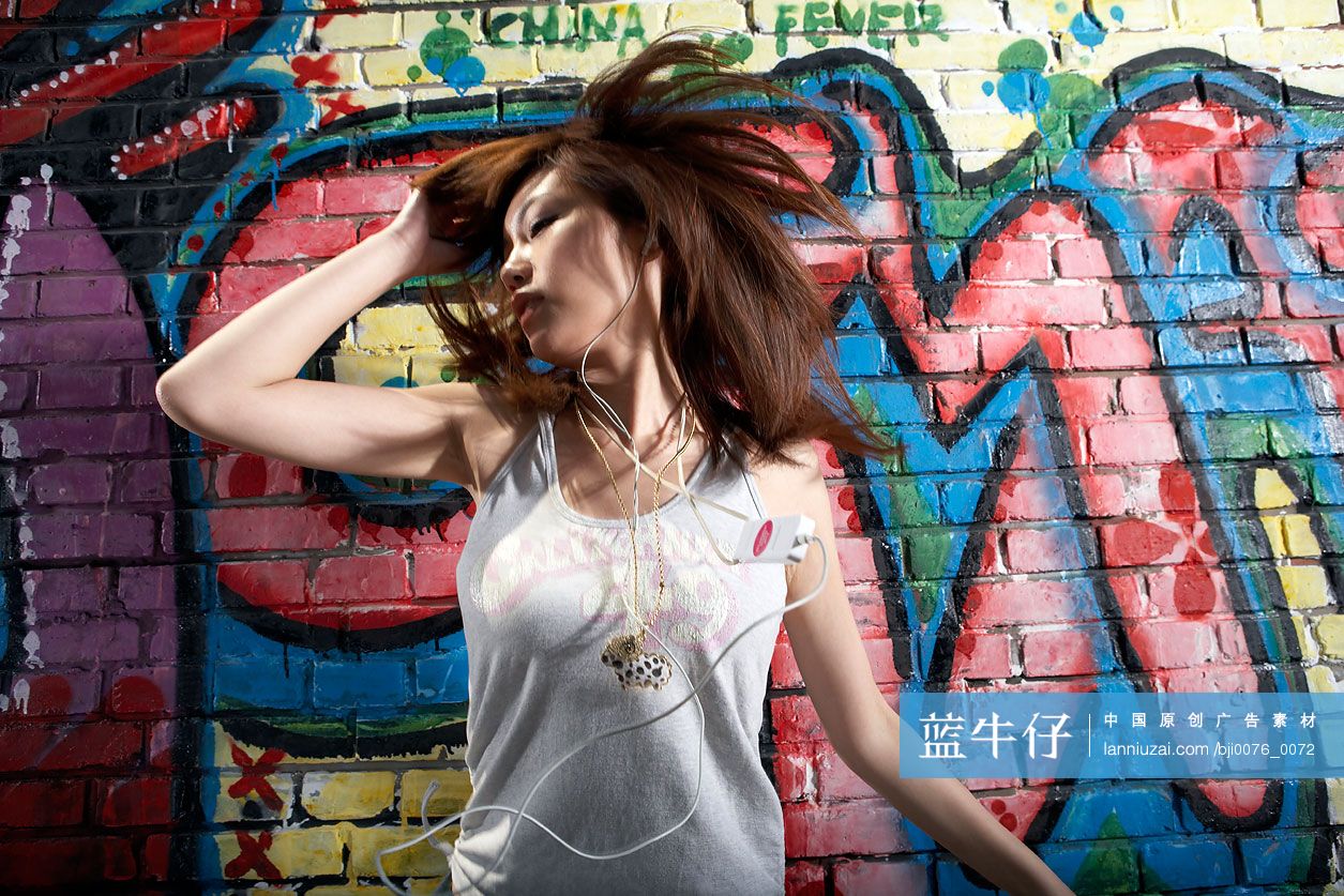 时尚女孩听音乐