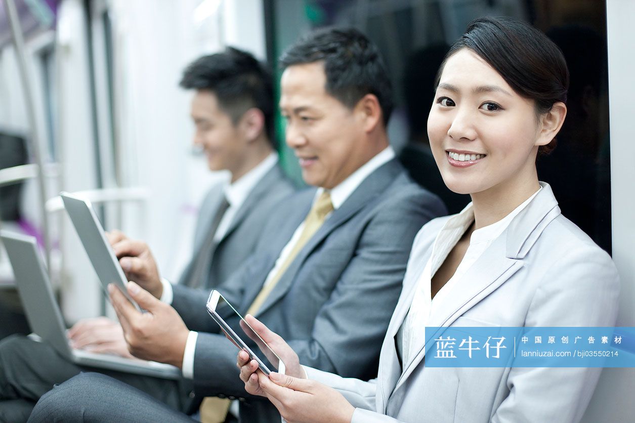 地铁里的商务人士使用电子产品