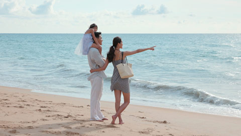 快乐的年轻家庭在海边