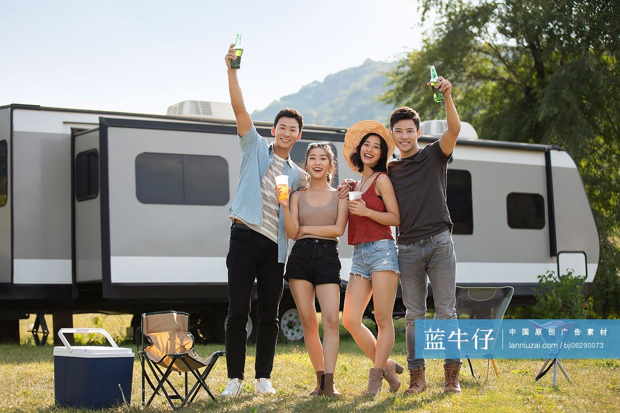 快乐的年轻朋友户外野餐
