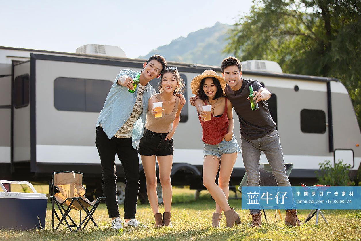 快乐的年轻朋友户外野餐