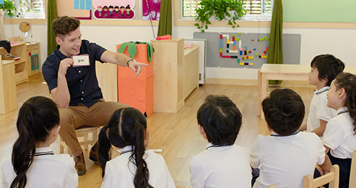 幼儿园外教给孩子上英语课