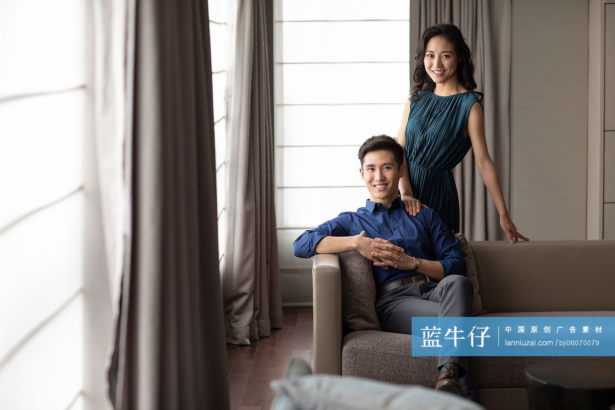 快乐的年轻夫妇在客厅度过美好时光-蓝牛仔影像-中国原创广告影像素材