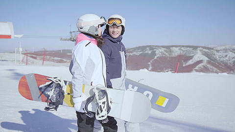 年轻情侣户外滑雪