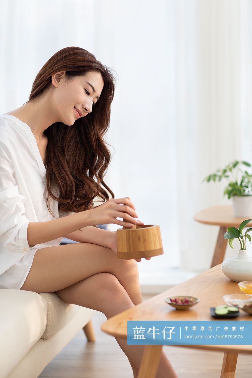 年轻女士在家美容护肤