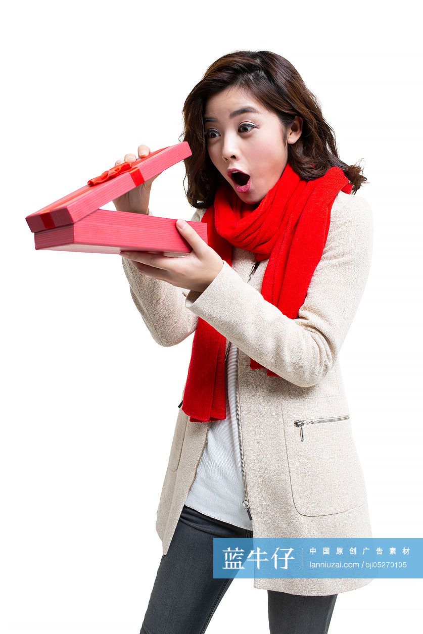 快乐的年轻女士拆开礼物