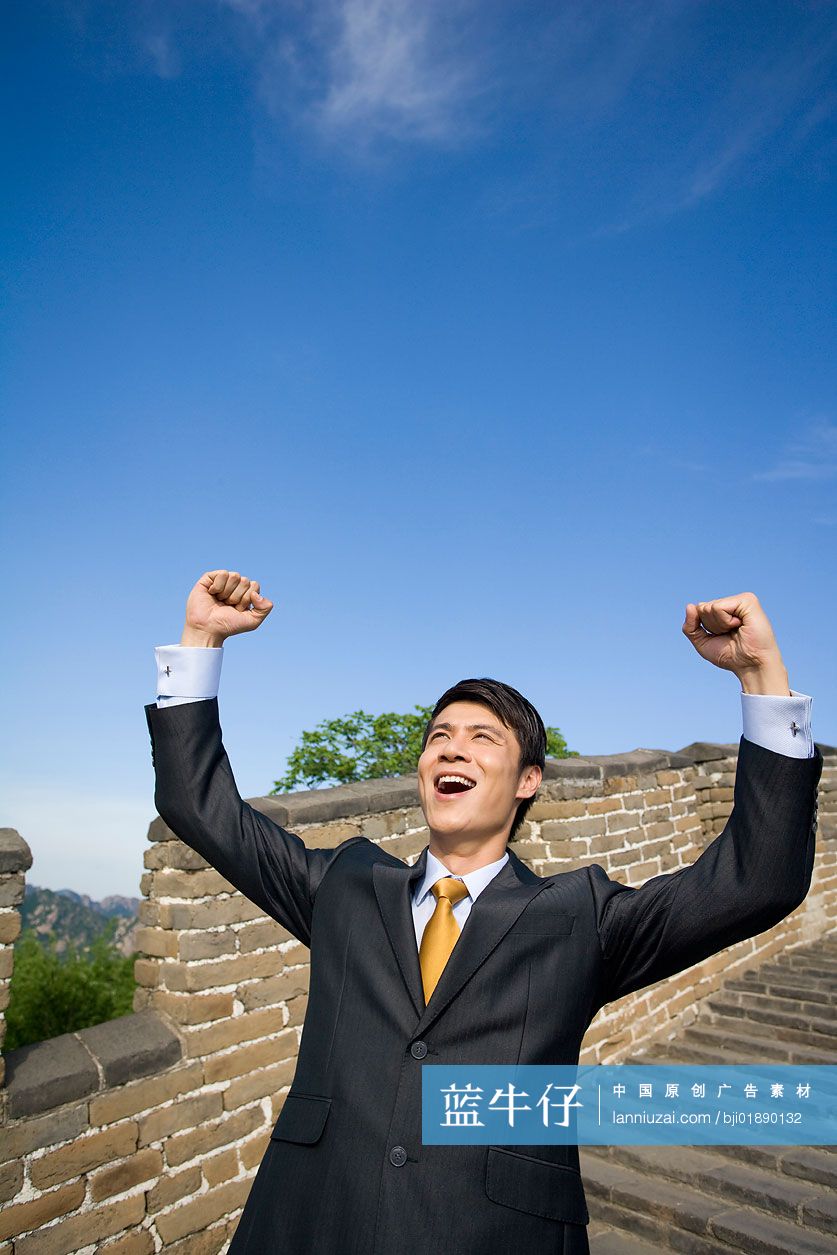 商务男士在长城欢呼