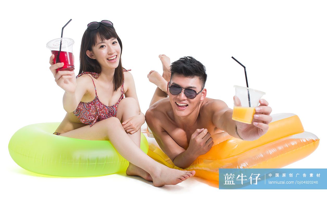泳装年轻情侣喝饮料