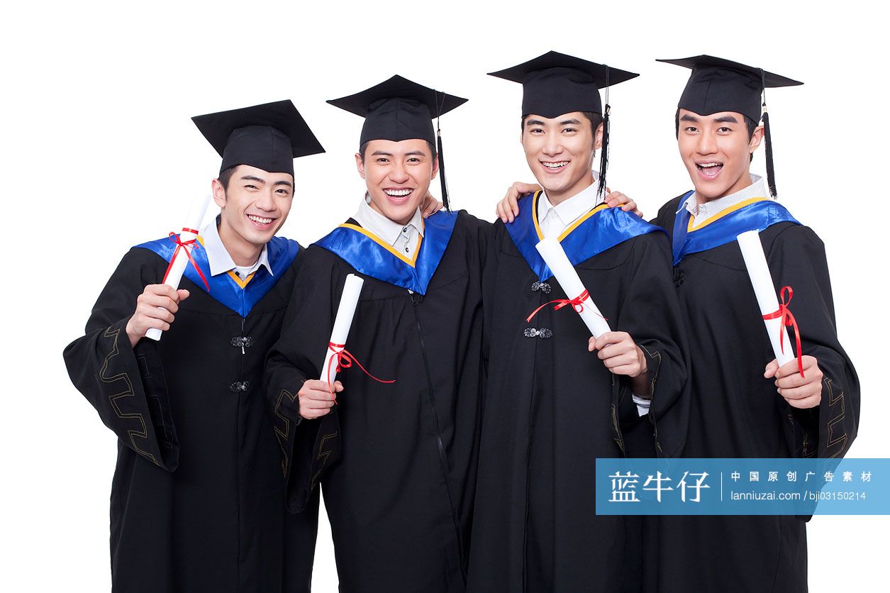 男毕业生手持证书合影