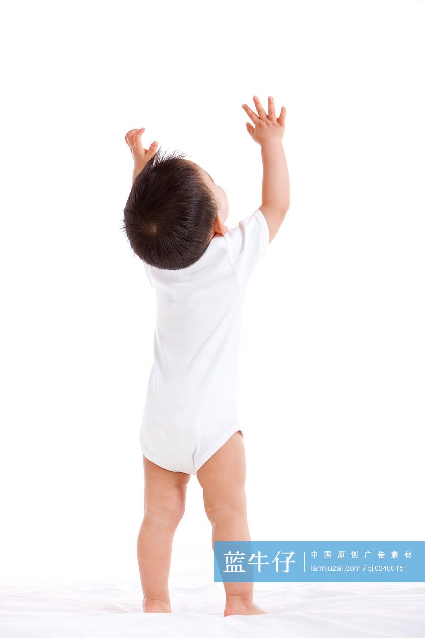 可爱的男婴伸胳膊