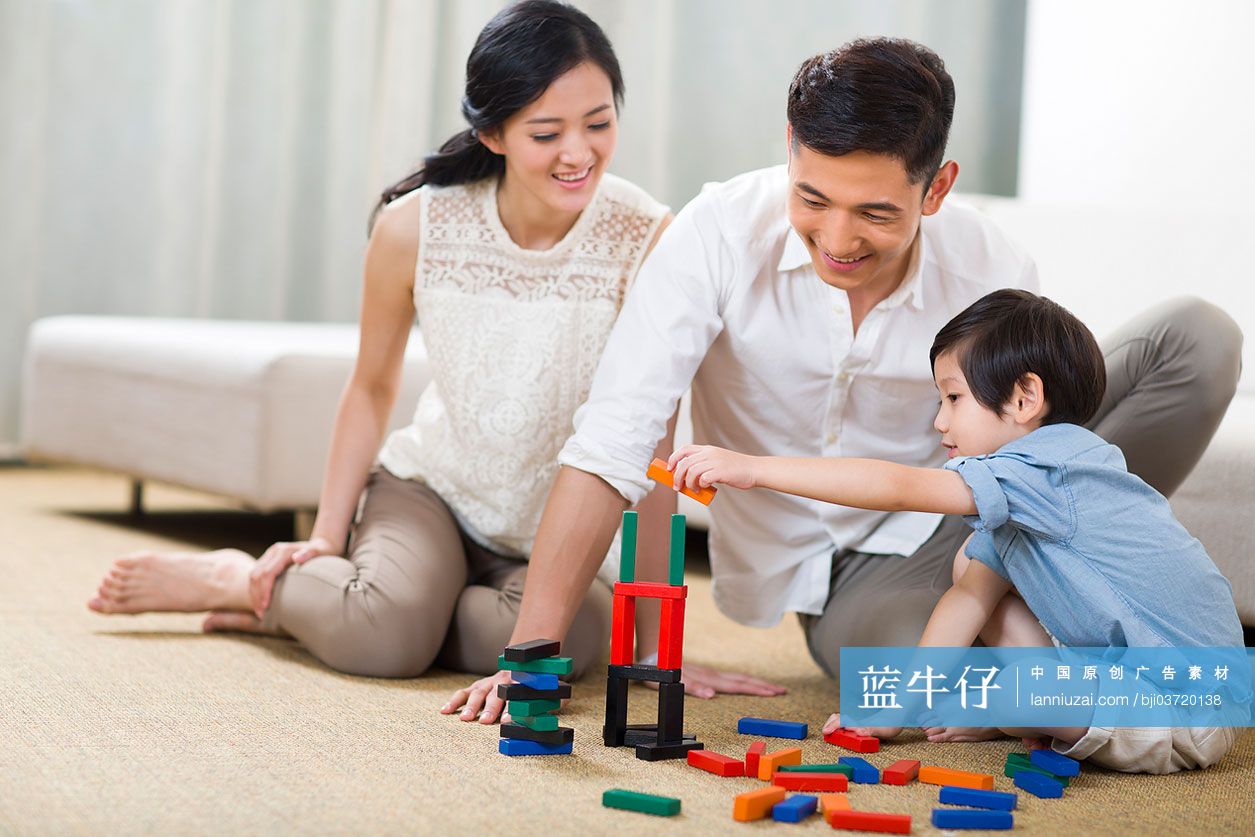 一家人摆积木