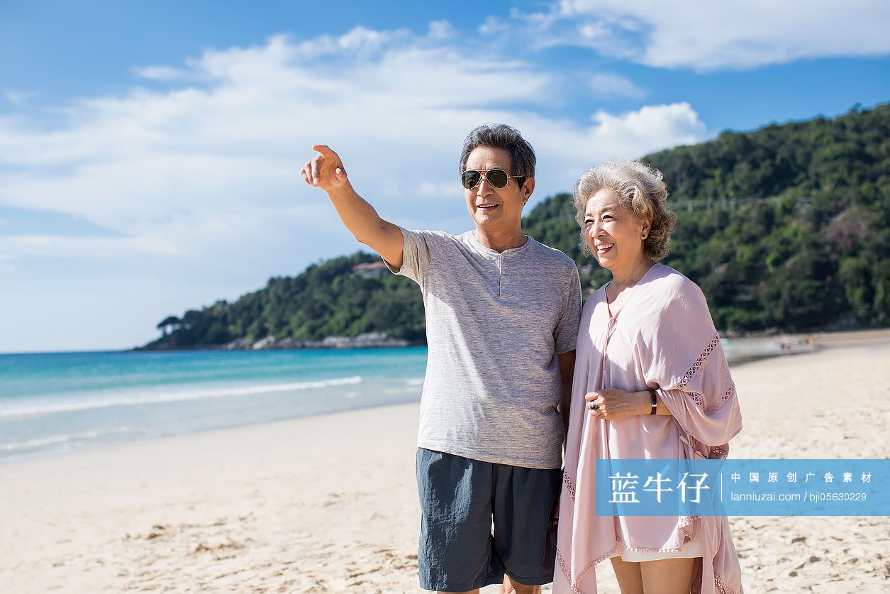快乐的老年夫妇在沙滩