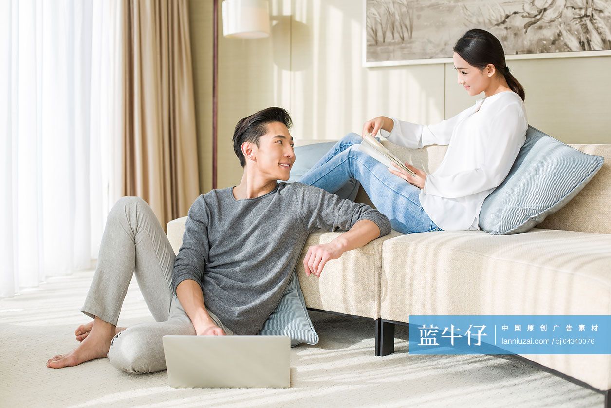 悠闲的年轻夫妇-蓝牛仔影像-中国原创广告影像素材