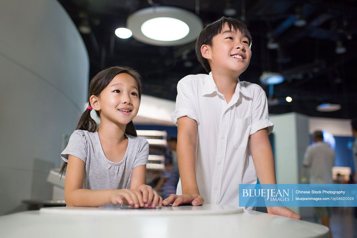 Chinese children in science and technology museum