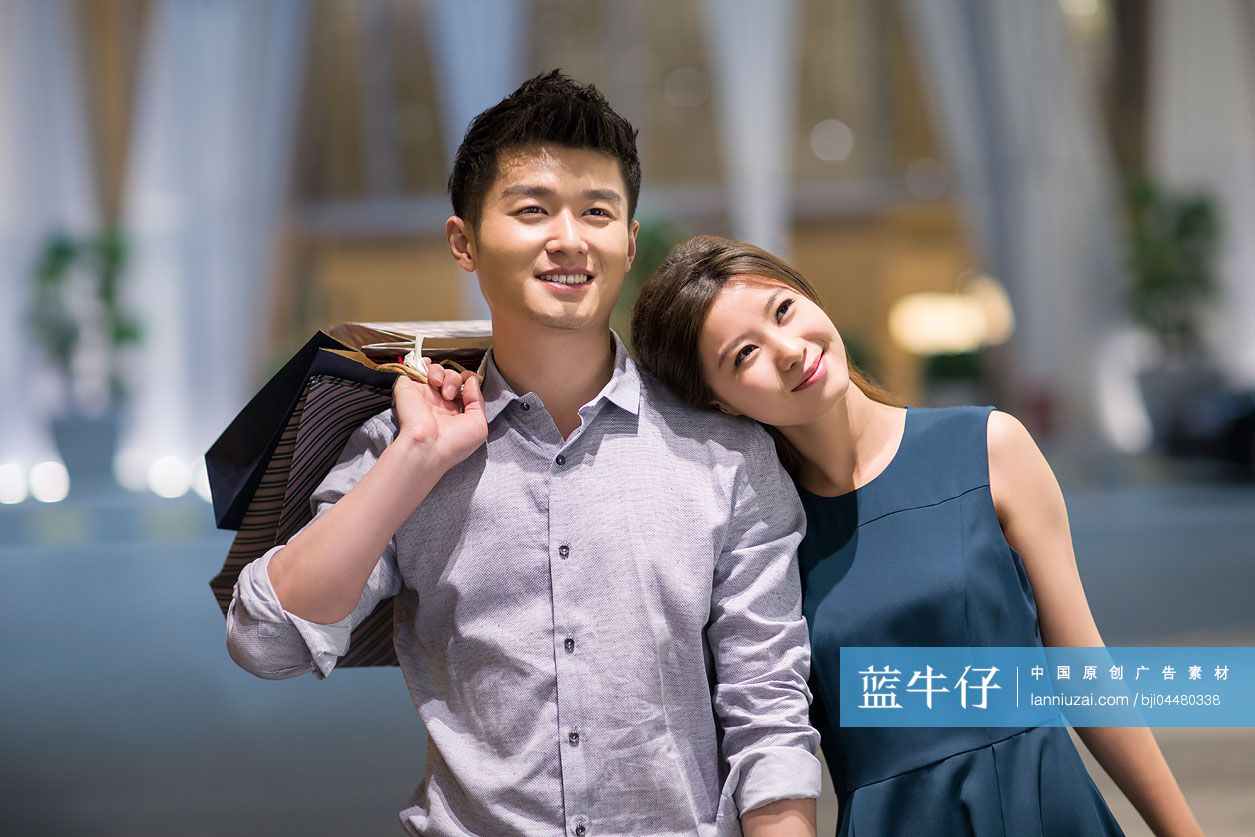 快乐的年轻情侣逛街购物
